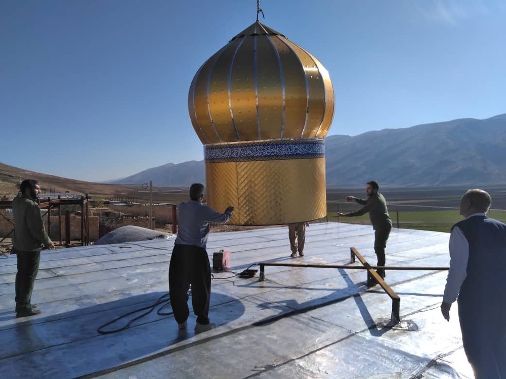 گنبد طلایی با نوار قرآنی